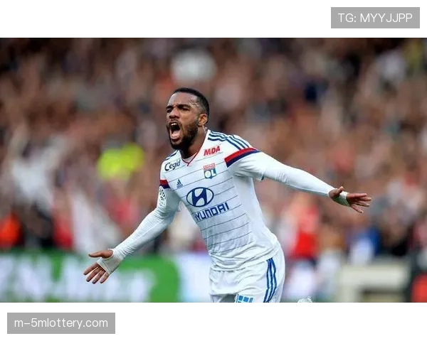 终场哨响，里昂老将托利索因伤缺席关键战的落寞